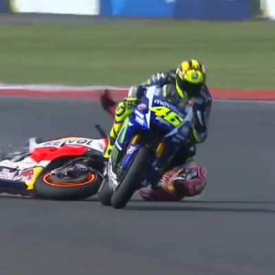La patada de Rossi a Márquez