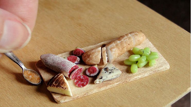 El Gancho. comida escultura miniatura