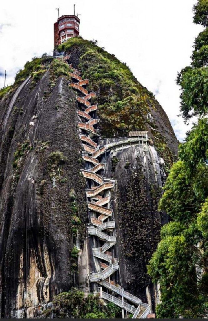 Peñol de Guatapé, Ingeniosa escalera para subir la cumbre