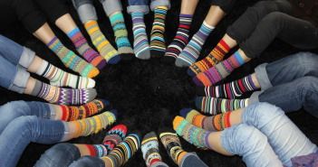 calcetines-desparejados-por-el-dia-mundial-del-sindrome-de-down